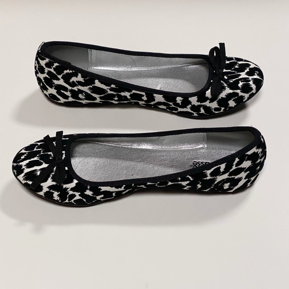 SOLD - NEW Charlotte Russe Leopard Print Flats - Picture 3 of 6